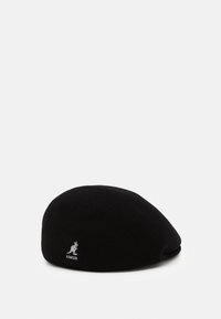 Boino negro hecho de lana, con una textura suave y una forma curva. Incluye un logo blanco de Kangol bordado en un lado.