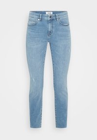 Jeans de um azul claro feitos de denim, apresentando um corte slim, design de cinco bolsos, ligeira descoloração e uma cintura clássica com fecho de botão.