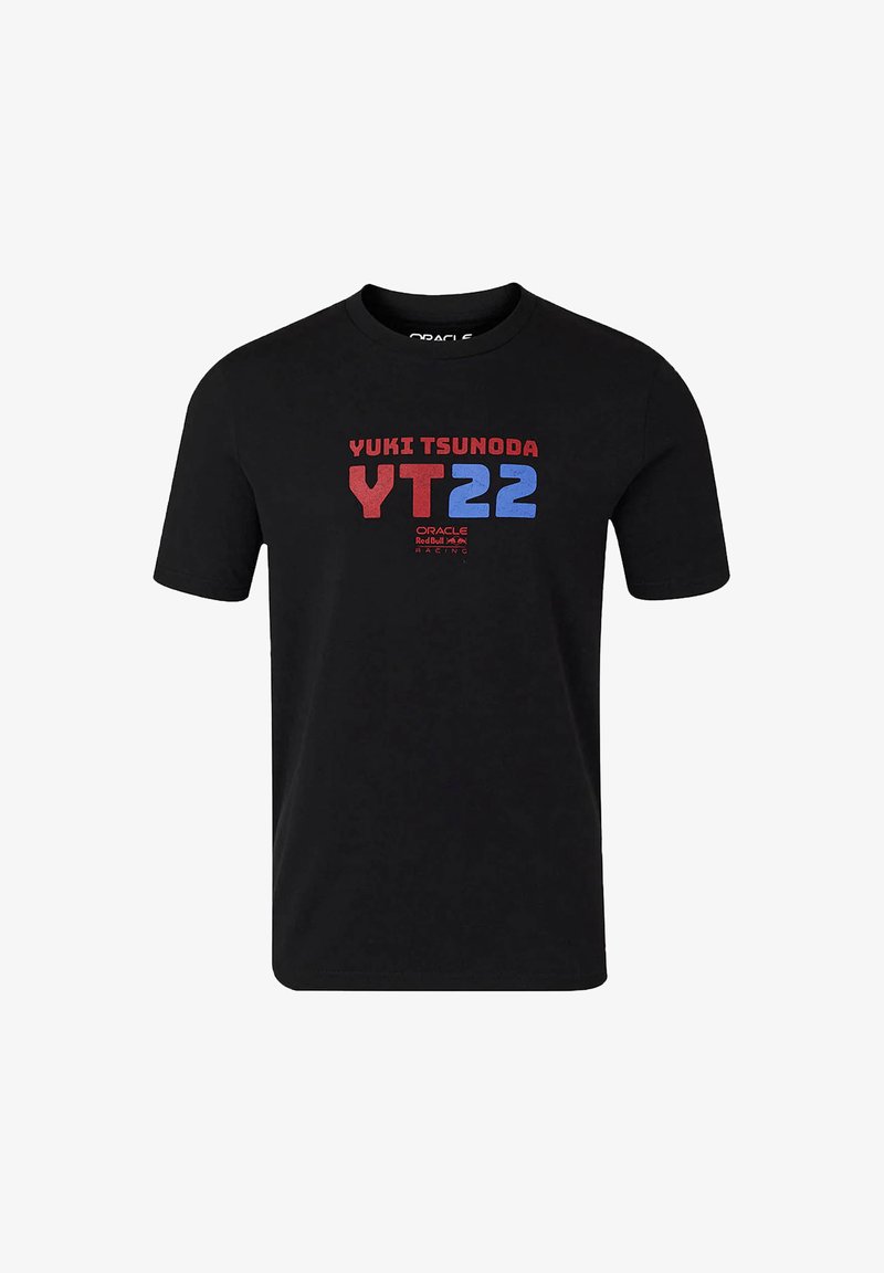 Czarny bawełniany t-shirt z wyrazistymi grafikami w kolorach czerwonym i niebieskim, z nadrukiem "YUKI TSUNODA" i "YT22" na przodzie. Krótkie rękawy i okrągły dekolt.