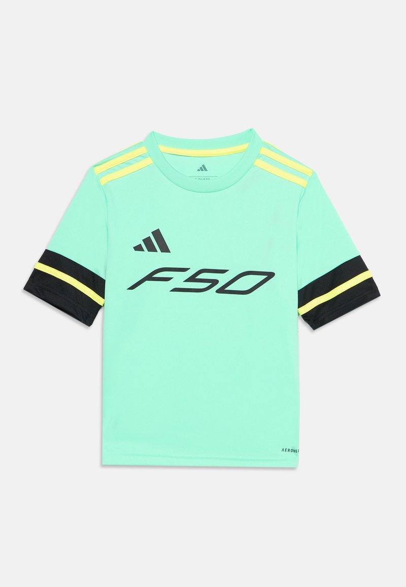 Спортна тениска Adidas в мента с къси ръкави с черни и жълти ивици на ръкавите и раменете, и лого на "F50" отпред.
