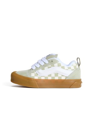 Groene sneakers van canvas met een ruitjespatroon, witte accenten en veters, een rubberen zool, een gevoerde kraag, een logo aan de zijkant en een lus bij de hiel.