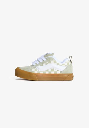 Grøn ternet lærreds-sneaker med hvide detaljer og snørebånd, gummi sål, polstret krave, sideslogo og et træktab ved hælen.