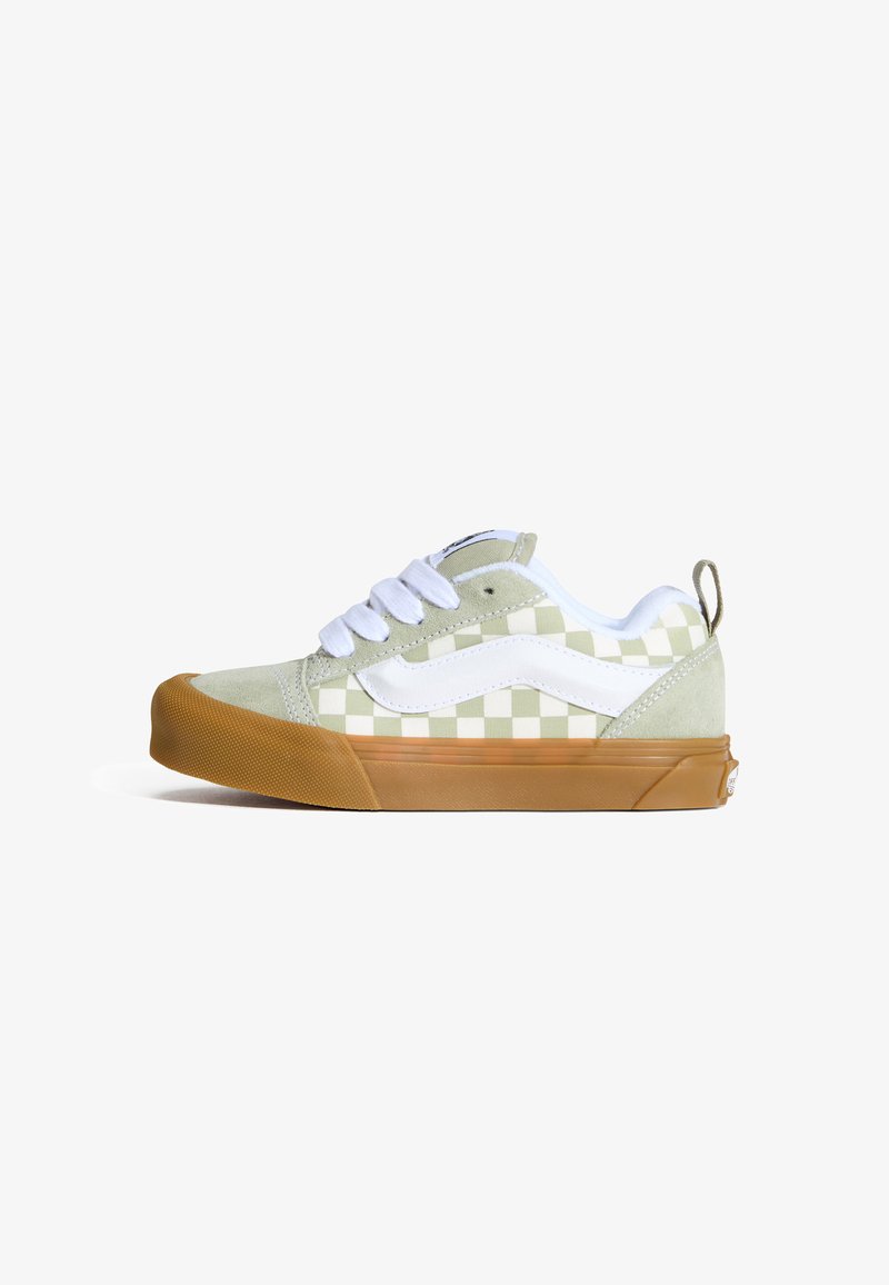 Zapatilla de lona con tablero de cuadros verde, detalles en blanco y cordones, suela de goma, cuello acolchado, logo lateral y una lengüeta en el talón.