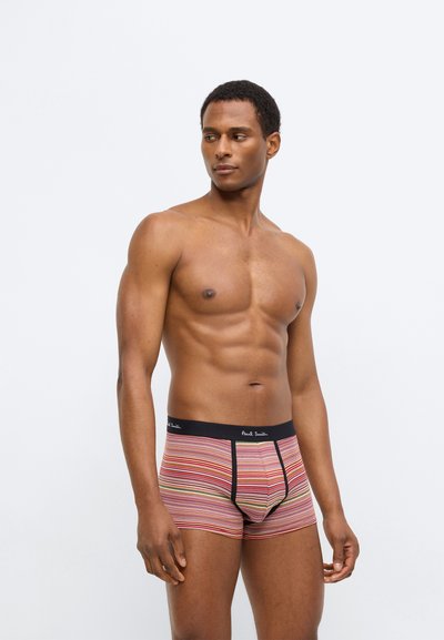 Ριγέ μποξεράκια σε κόκκινο, ροζ και πράσινο με μαύρη μέση που φέρει λευκό λογότυπο. Βαμβακερό υλικό, στενή εφαρμογή και μήκος μέχρι το μέσο μηρού.