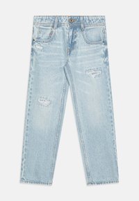 Jeans per bambini blu chiaro con leggere abrasioni sulle cosce frontali, design classico a cinque tasche e chiusura con bottone.