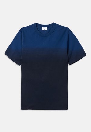 Tricou din bumbac bleumarin cu guler rotund, mâneci scurte și un design subtil în degradé care trece de la nuanțe mai deschise la nuanțe mai închise.