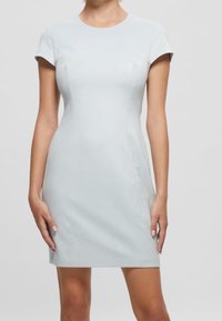 Vaaleansininen vartalonmyötäinen mekko, jossa on lyhyet hihat, pyöreä pääntie, sileä kangas ja muotoiltu siluetti, ulottuen polven ylle.