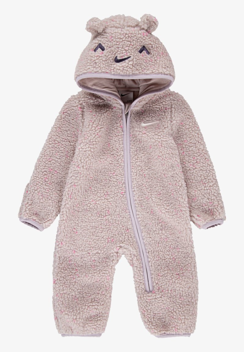 Ružičasta in smetana puhasta flis pajac z medvedkasti uši, sprednje zadrgo in Nike logo. Ima teksturirano tkanino in rebraste manšete.