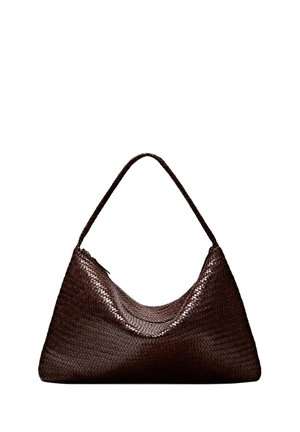 Mørkebrun flettet læderhåndtaske i trekantet form med en enkelt strop og lynlås lukning øverst.