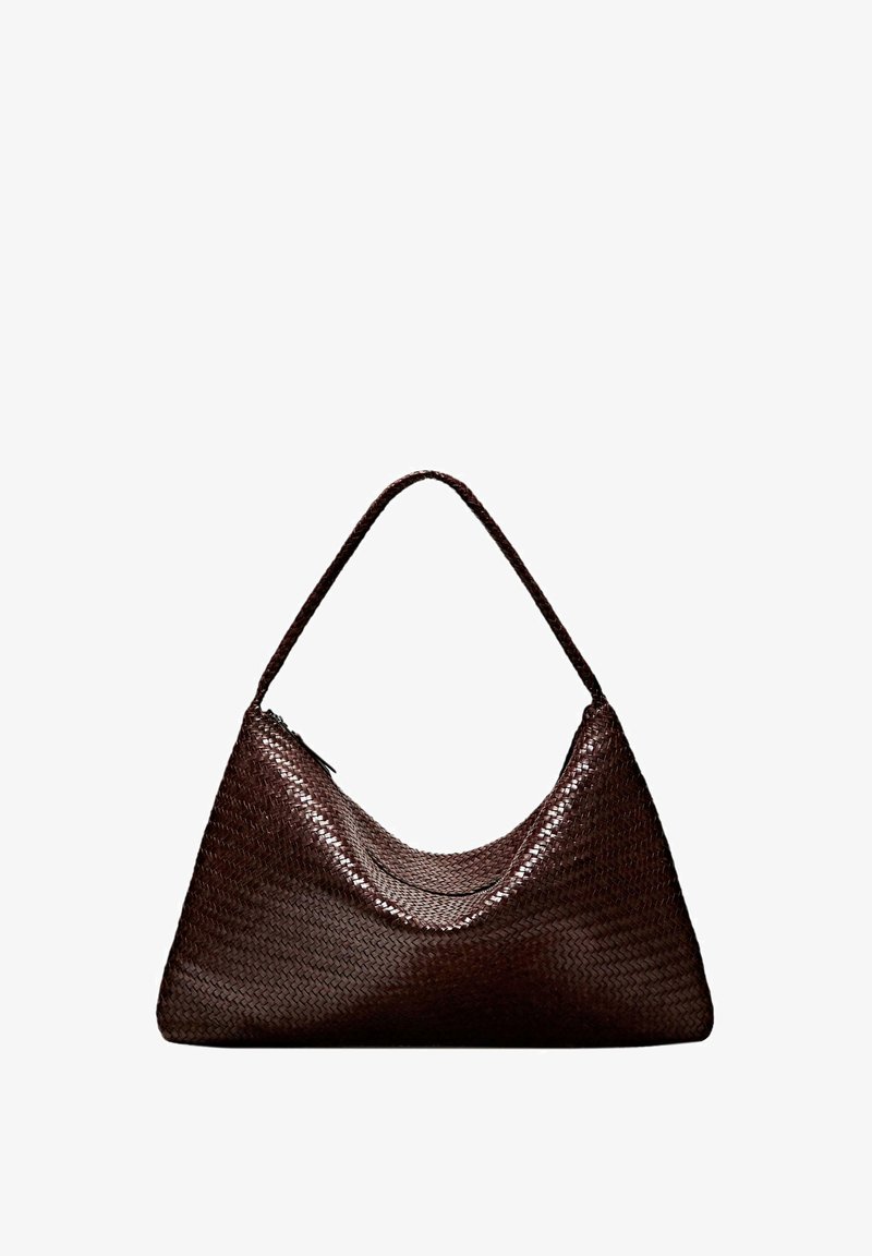 Dunkelbraune, geflochtene Ledertasche in Dreiecksform mit einem einzelnen Riemen und Reißverschluss oben.