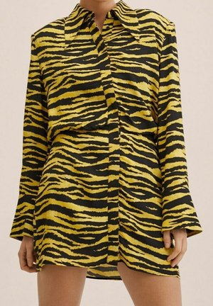 Gelbes und schwarzes tigerstreifenmuster Kleid mit Knopfleiste, großem Kragen und langen Ärmeln, gefertigt aus glattem Stoff.