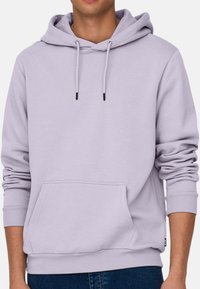 hellblaues Hoodie aus weichem Stoff, mit einer Fronttasche, Kordelzugkapuze und Rippbündchen für einen bequemen Sitz.