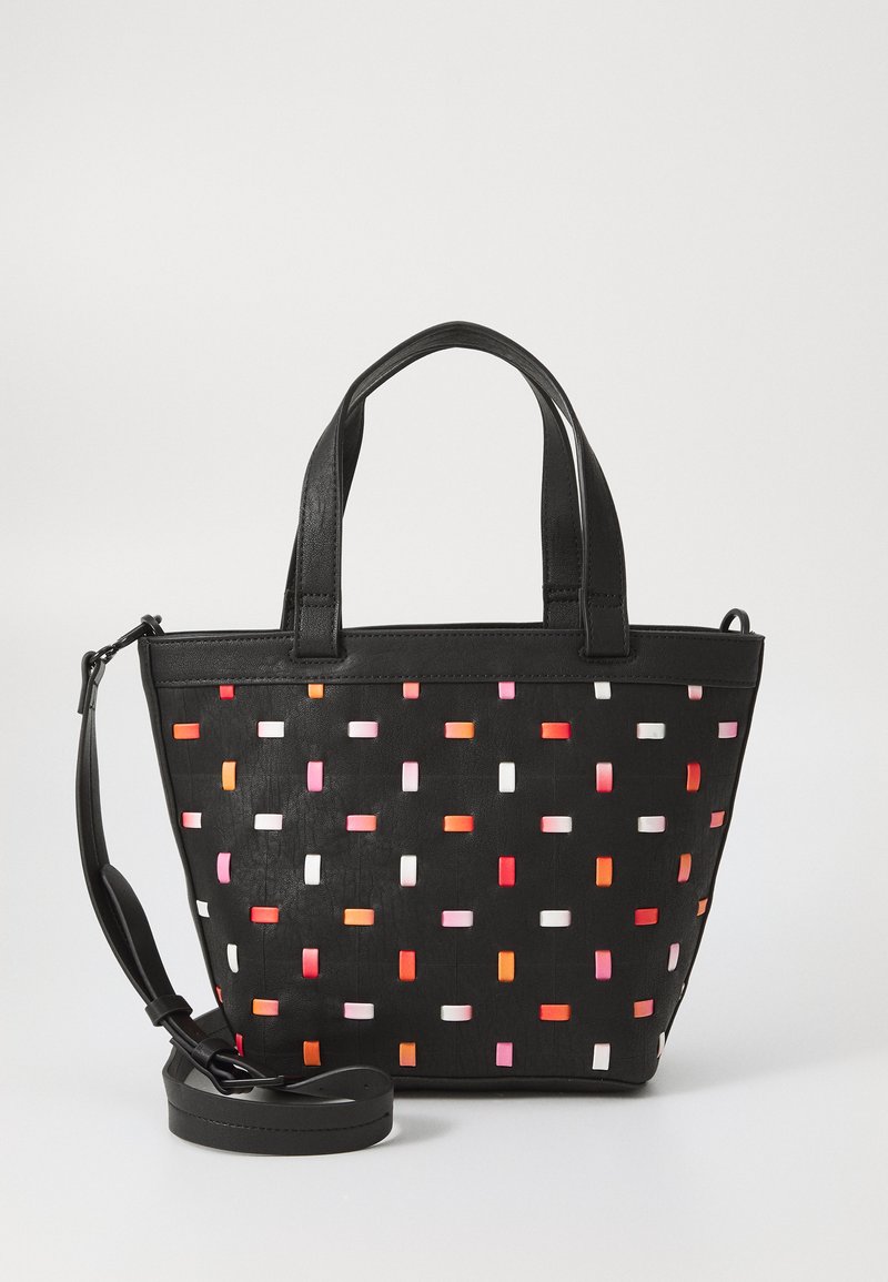 Sort tote bag med vævet mønster af pink, orange og hvide rektangler, der har dobbelte håndtag og en aftagelig skulderrem.