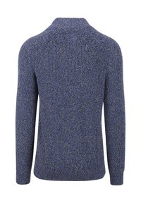 Gebreide trui in blauw met spikkels van lichter blauw. Kenmerkt zich door een hoge kraag, lange mouwen en een textuurstof voor warmte en comfort.