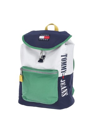 Sac à dos avec rabat bleu, corps supérieur blanc, poche avant verte et marquage "Tommy Jeans" sur le rabat et sur le côté en bleu, blanc, rouge et vert.