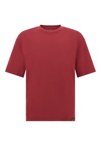 Rotes T-Shirt mit kurzen Ärmeln aus leichtem Baumwollmaterial. Rundhalsausschnitt, lässige Passform und ein kleines Branding-Label an der unteren linken Seite.