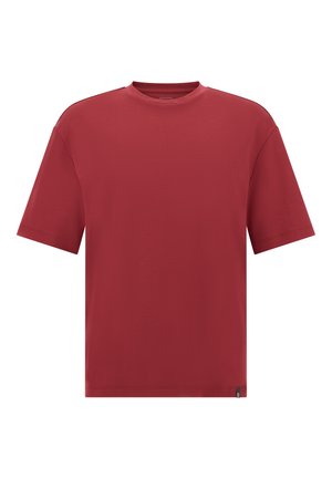 T-shirt rouge à manches courtes en coton léger. Col rond, coupe décontractée et petite étiquette de marque en bas à gauche.