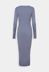 Robe à manches longues côtelée dans une teinte bleu doux. Coupe ajustée, longueur genou avec un col rond, mettant en valeur une texture lisse sur toute la surface.