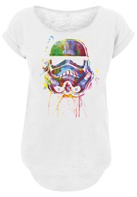 Valkoinen t-paita rentoa istuvuutta, jossa on värikäs, taiteellinen graafinen kuva stormtrooper-kypärästä roiske-taustalla.
