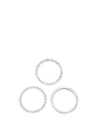 Ensemble de trois anneaux en argent : un torsadé, un lisse avec des accents perlés et un uni. Tous les anneaux sont polis avec une finition brillante.