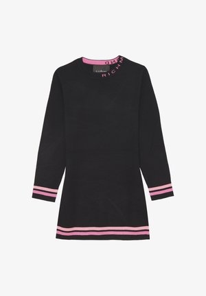 Abito nero a maglia con maniche lunghe. Presenta strisce rosa ai polsini e all'orlo. Collo a giro con "RICHMOND" in rosa sul colletto.