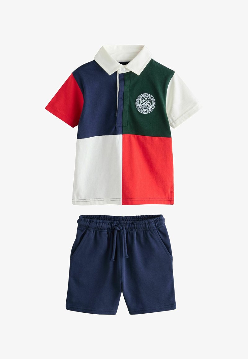 Kurzärmeliges Polohemd mit Farbblockdesign in Rot, Marineblau, Grün und Weiß sowie marineblaue Shorts mit Kordelzug.