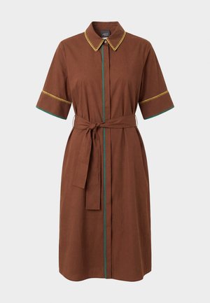 Barna, rövid ujjú midi ruha, derékrészen megkötővel, elöl gombos, hegyes gallérral és sárga-zöld kontrasztos varrással.
