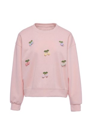 Jasnoróżowa bluza z pastelowymi, haftowanymi wiśniami rozmieszczonymi z przodu, każda z dwoma owocami i zielonymi liśćmi. Brak widocznej osoby.