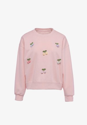 Jasnoróżowa bluza z pastelowymi, haftowanymi wiśniami rozmieszczonymi z przodu, każda z dwoma owocami i zielonymi liśćmi. Brak widocznej osoby.