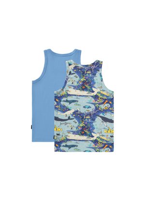 Dvě dětské topy bez rukávů, jeden jednobarevný modrý a druhý s potiskem podmořských mořských tvorů, včetně velryb a ponorek.