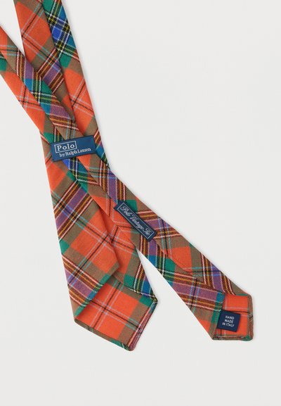 Καρό γραβάτες σε αποχρώσεις πορτοκαλί, πράσινου και μοβ· διαθέτουν μπλε ετικέτες με λογότυπο. Υφασμάτινη υφή με κλασικό σχέδιο. Χειροποίητο στην Ιταλία.