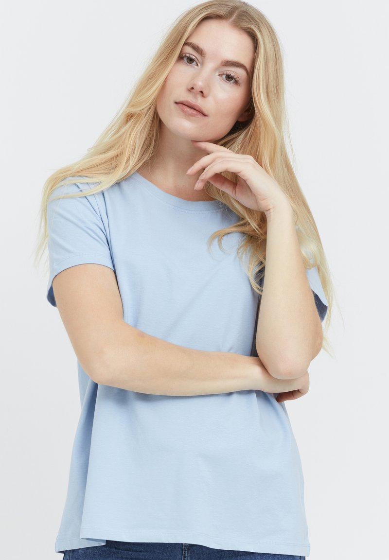 Lyseblå kortærmet T-shirt lavet af blødt bomuldsstof. Har rund halsudskæring og en afslappet pasform. Simpelt design uden mønstre.