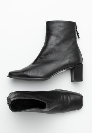 Kotníkové boty - black