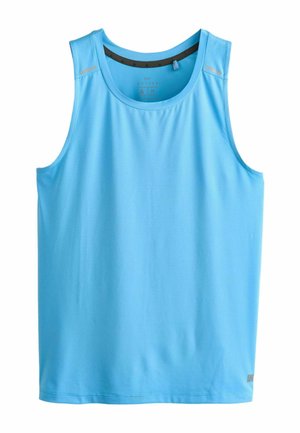 Šviesiai mėlynas sportinis marškinėlis be rankovių, pagamintas iš tekstūruoto audinio, turintis apvalią kaklo iškirptę ir subtilias atspindinčias akcentus ant pečių.