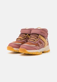 Bottes de randonnée pour enfants en violet et jaune avec des panneaux en maille, des semelles en caoutchouc et des sangles en Velcro. Des accents texturés améliorent le soutien et la durabilité.