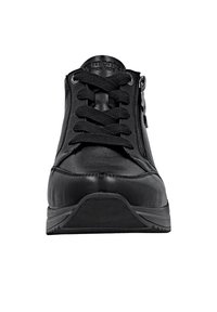Baskets en cuir noir avec un bout rond, surface texturée et semelle en caoutchouc plate ; comprend des lacets et une fermeture éclair sur le côté.