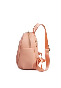 Zaino rosa chiaro realizzato in materiale sintetico testurizzato. Dotato di doppie cerniere, spallacci regolabili e una piccola tasca frontale.