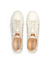 Hvide lædersneakers med perforeret design, rund tå og lyse beige snørebånd. Har en syet kant og læderindlæg.