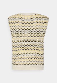 Strickpullover mit breiten Schultern, der ein Zickzackmuster in Schwarz, Gelb und Creme zeigt; strukturierte Oberfläche mit einem gerippten Halsausschnitt.