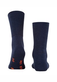 Marineblå sokker med ribbet tekstur, med forsterket hæl og tå. Oransje tekst på sålen lyder "MAKE LIGHT."