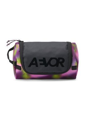 Rechteckige Kulturtasche mit schwarzer Klappe, lila-grün batikfarbenen Seiten, AE VOR-Logo auf der Klappe und schwarzem Tragegriff an einer Seite.