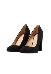 Tacchi alti in suede nero con punta affilata e tacco spesso. Presentano una texture liscia e un leggero dettaglio a taglio lungo i lati.