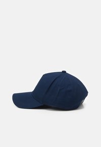 Boné de basebol azul-marinho com aba curva, tecido texturizado e um botão no topo. Apresenta uma fita ajustável na parte de trás e vários orifícios de ventilação.