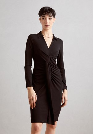 Schwarzes langärmliges Kleid mit Kragen, gerafften Details an der Vorderseite und einer taillierten Silhouette. Glattes Jersey-Material.