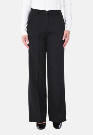 Pantaloni neri a gamba larga realizzati in tessuto morbido, dotati di chiusura con bottone, tasche laterali e una piega sul davanti.
