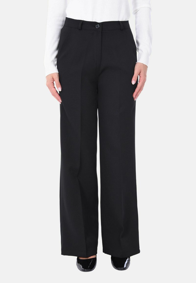 Pantaloni neri a gamba larga realizzati in tessuto morbido, dotati di chiusura con bottone, tasche laterali e una piega sul davanti.