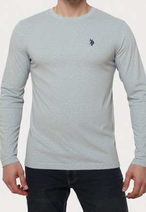 Jasnoszara longsleeve z teksturowanym wykończeniem i małym, ciemnoniebieskim logo po lewej stronie klatki piersiowej. Swobodny krój z okrągłym dekoltem.