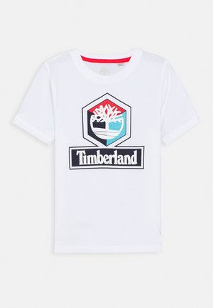 Weißes Baumwoll-T-Shirt mit einem hexagonalen Timberland-Logo in Rot, Schwarz und Aqua, mit kurzen Ärmeln und Rundhalsausschnitt.