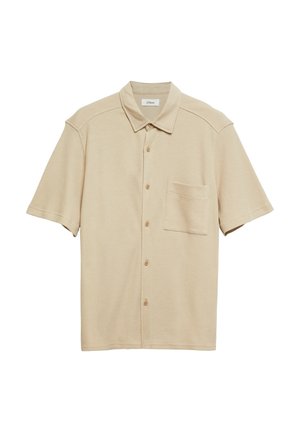 Beżowa koszula z krótkim rękawem zapinana na guziki, z kołnierzem i pojedynczą kieszenią na piersi, wykonana z teksturowanej tkaniny.