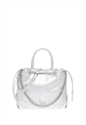 Borsa metallizzata argento con manici superiori, tracolla regolabile, coulisse laterali e dettaglio a catena sulla parte anteriore con piccolo logo.